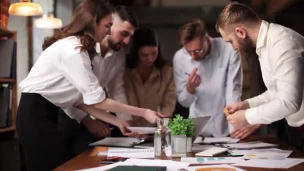 Aktive Projektvorbereitung Motivierte Und Ehrgeizige Junge Leute Mitarbeiter Bei Geschäftstreffen — Stockvideo