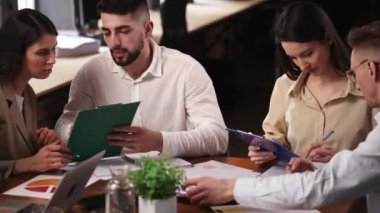 Çalışanlar, iş adamları toplantıda resmi giysiler içinde, konferans. Proje tartışması, strateji ve analitik üzerinde çalışma. İş kavramı, kariyer gelişimi, beyin fırtınası, takım çalışması