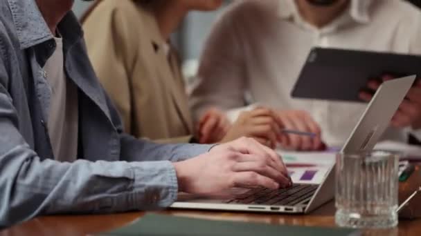 노트북으로 타이핑하는 모습을 수있습니다 회의에서 직원들 회의에서 일하는 사람들 직원들이 — 비디오