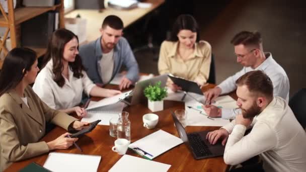 従業員 オフィスでの会議でのビジネスの人々のトップビュー 文書や作業でテーブルに座って ビジネス キャリア開発 ブレインストーミング チームワークの概念 — ストック動画