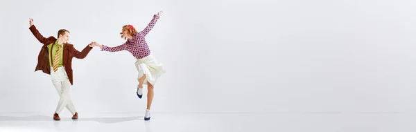 Gri Stüdyo Arka Planında Duygusal Olarak Dans Eden Şık Elbiseli — Stok fotoğraf