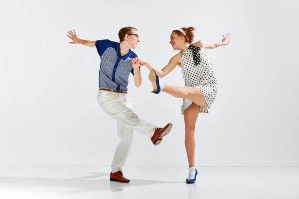 행복하고 즐거운 사람들 남녀가 스튜디오 배경에 대항하여 댄스를 미술의 스타일 — 스톡 사진