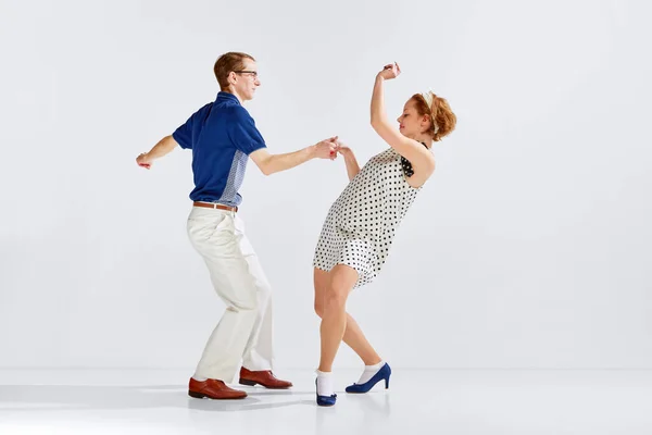 Jeune Homme Excité Femme Portant Des Vêtements Élégants Danse Rétro — Photo