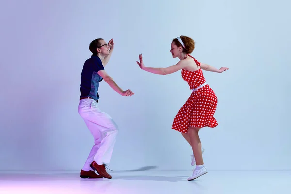 긍정적 에너지 의상을 남녀가 자주색 스튜디오 배경에 대항하여 댄스를 예술의 — 스톡 사진