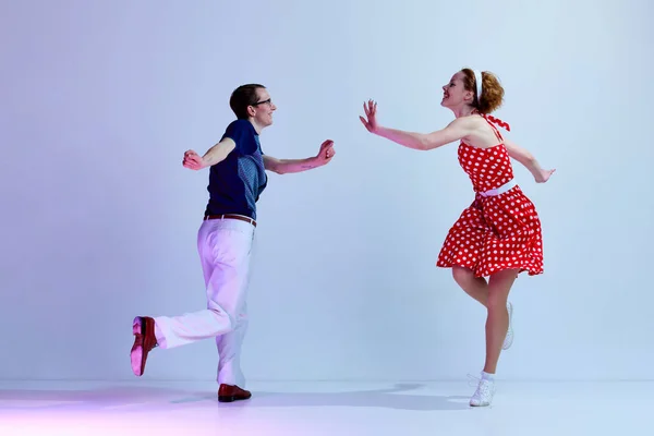 Retro Dans Stilleri Genç Aktif Bir Çift Kadın Erkek Eğleniyor — Stok fotoğraf