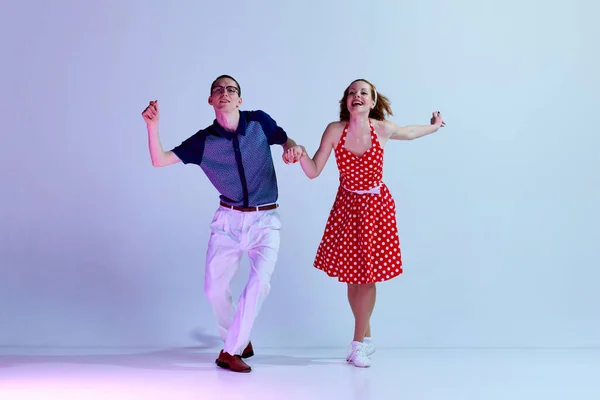 Положительная Энергия Молодая Девушка Мужчина Красочных Костюмах Танцуют Социальные Танцы — стоковое фото