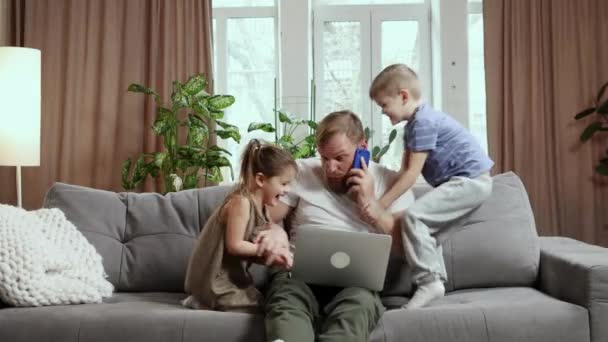 Чоловік Батько Працює Вдома Дистанційно Сидячи Дивані Ноутбуком Емоційно Розмовляючи — стокове відео