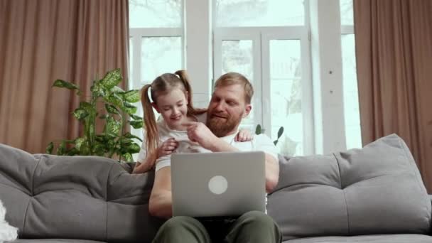 Šťastný Usměvavý Vousatý Muž Pracující Notebooku Doma Svou Krásnou Dceruškou — Stock video
