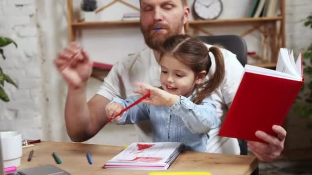 Ayah Yang Bahagia Pria Berjenggot Duduk Meja Bekerja Rumah Jarak — Stok Video