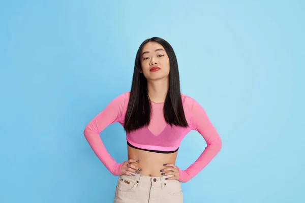 Portret Van Jong Mooi Koreaans Meisje Stijlvol Helder Roze Top — Stockfoto