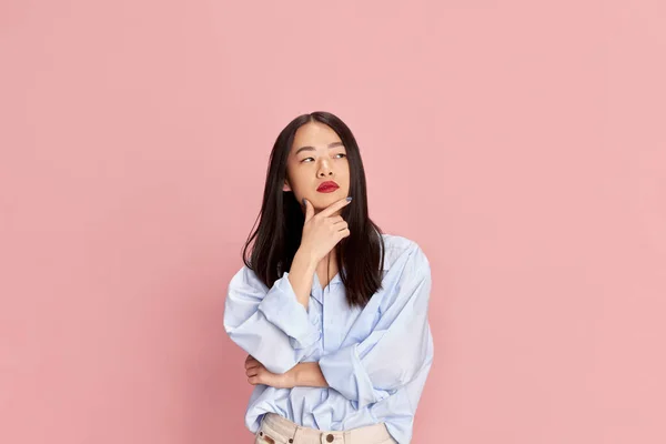 穿着休闲装的年轻韩国女孩的肖像 在粉红的工作室背景下摆出体贴的脸庞 情感的概念 面部表情 生活方式 — 图库照片