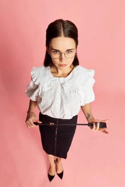Olhar Sério Retrato Jovem Mulher Bonita Uso Formal Óculos Posando — Fotografia de Stock