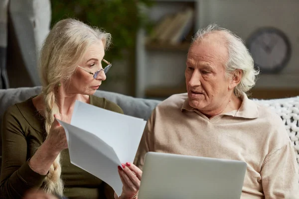 Сосредоточенные Пожилая Пара Мужчина Женщина Внимательно Просматривают Документы Счета Работают — стоковое фото