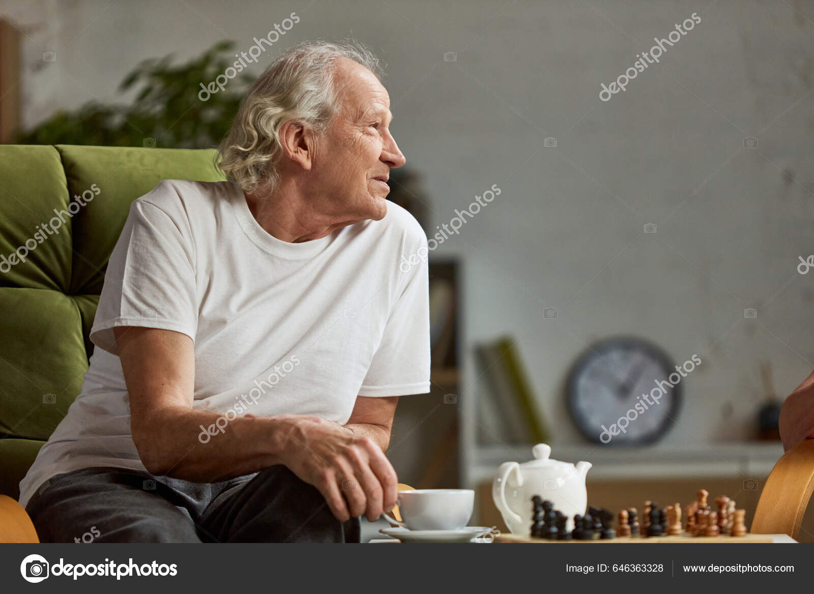 Homens idosos gastando seu tempo de lazer para jogar xadrez juntos