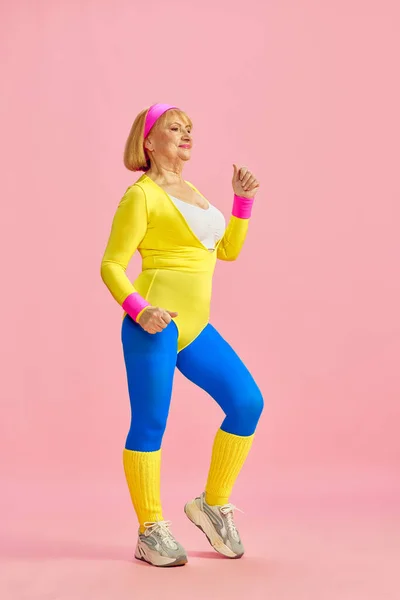 Fitness Liebhaber Ältere Sportliche Frau Bunten Sportkleidungstraining Posiert Vor Rosa — Stockfoto