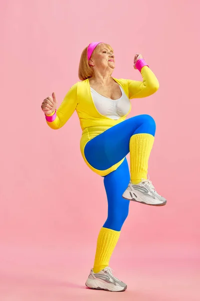 Schöne Frau Mittleren Alters Farbenfroher Gelb Blauer Sportbekleidung Beim Aufwärmen — Stockfoto