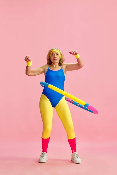 Mulher Idosa Sênior Treinamento Sportswear Colorido Torcendo Aro Contra Fundo — Fotografia de Stock