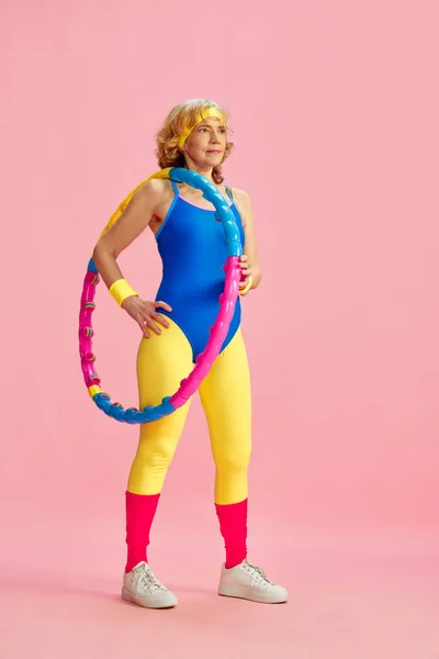 Sportiv Medelålders Kvinna Färgglada Sportkläder Träning Poserar Med Träningsutrustning Båge — Stockfoto