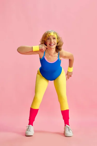 Mulher Idosa Feliz Sorridente Positiva Treinamento Sportswear Colorido Posando Contra — Fotografia de Stock
