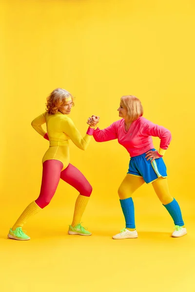 Arm Wrestling Two Elderly Sportive Women Colorful Uniform Training Posing — Stock Photo, Image