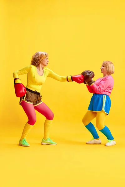 Zwei Seniro Sportliche Frau Mittleren Alters Buntem Uniformtraining Boxen Posieren — Stockfoto