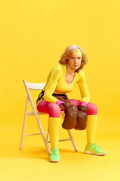 Sportliche Frau Mittleren Alters Bunter Uniform Sitzt Auf Einem Stuhl — Stockfoto