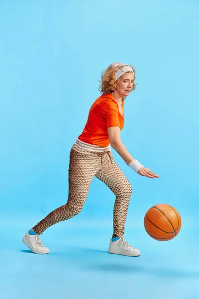 Femme Sportive Âge Moyen Dans Entraînement Uniforme Élégant Coloré Ballon — Photo
