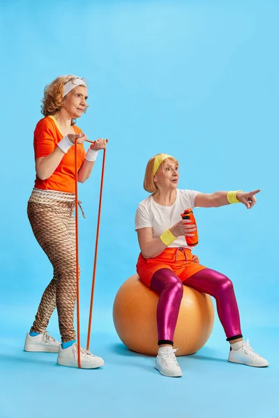 Äldre Sportig Kvinna Färgglad Uniform Träning Med Träningsutrustning Poserar Mot — Stockfoto