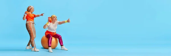 Mulher Idosa Esportiva Treinamento Uniforme Colorido Fazendo Fitness Posando Contra — Fotografia de Stock