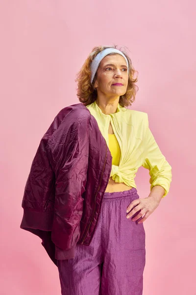 Schöne Sportliche Frau Mittleren Alters Bunter Uniform Posiert Vor Rosa — Stockfoto