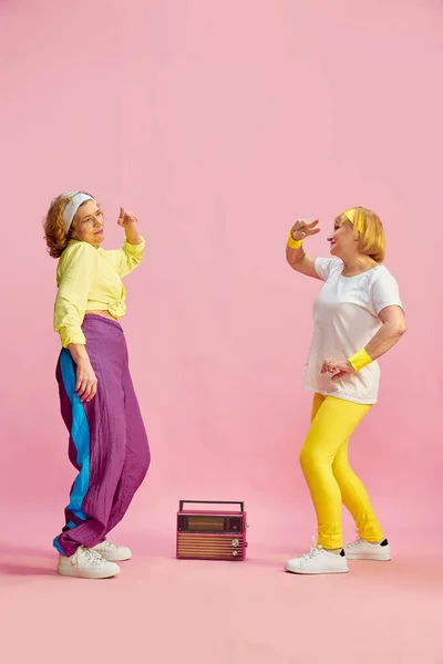 Två Medelålders Äldre Sportig Kvinna Färgglad Uniform Lyssnar Radio Och — Stockfoto