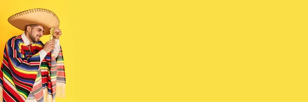 Молодий Чоловік Барвистому Пончо Сомбреро Позує Стискаючи Лайм Текілу Жовтому — стокове фото
