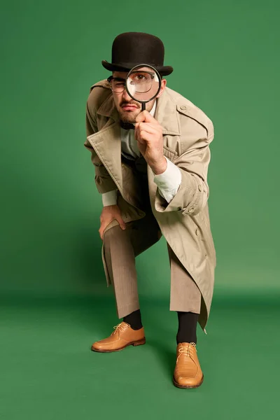 Retrato Homem Sério Jovem Casaco Trincheira Elegante Chapéu Posando Olhando — Fotografia de Stock