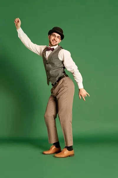 Retrato Completo Homem Bonito Jovem Roupas Clássicas Posando Dançando Contra — Fotografia de Stock