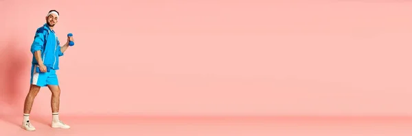 Портрет Веселого Молодого Чоловіка Фітнес Тренера Уніформі Гантелями Позують Рожевому — стокове фото