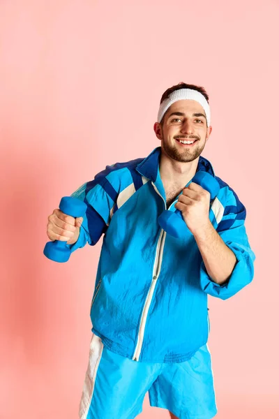 Retrato Jovem Esportivo Ativo Treinamento Sportswear Azul Posando Com Halteres — Fotografia de Stock