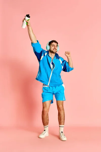 Portrait Joyeux Jeune Homme Actif Tenue Sport Bleue Casque Avec — Photo