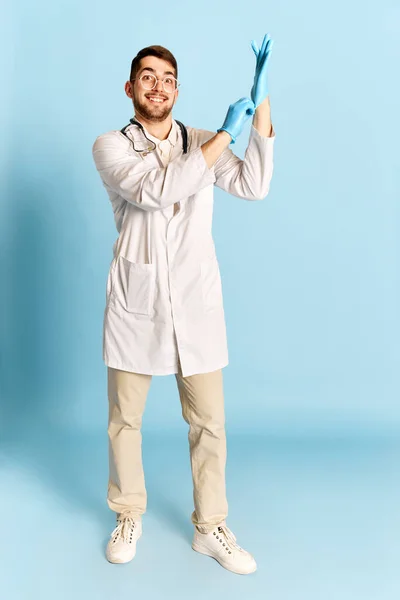 Повнометражний Портрет Молодого Усміхненого Чоловіка Лікаря Білій Медичній Сукні Надягає — стокове фото