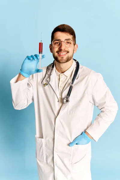 Genç Yakışıklı Bir Adamın Portresi Beyaz Önlüklü Bir Doktor Mavi — Stok fotoğraf