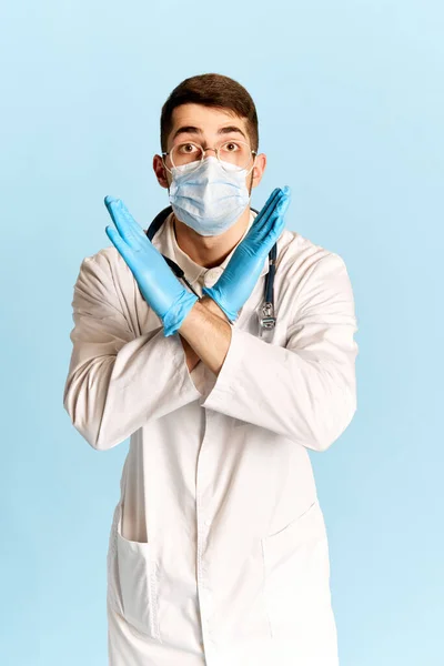 Медичні Обмеження Портрет Молодого Чоловіка Лікаря Білій Медичній Сукні Захисна — стокове фото