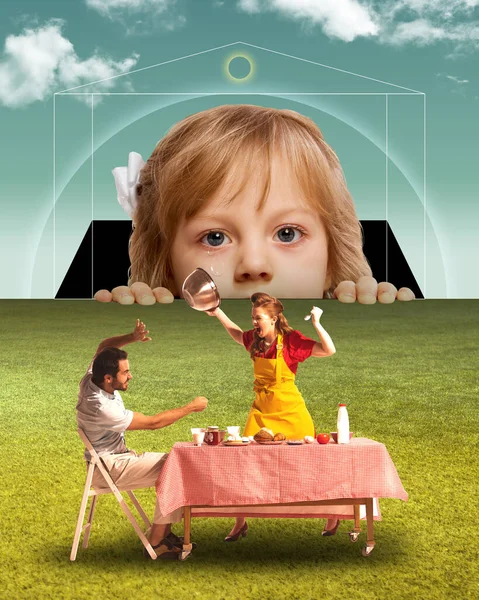 Holčičko Dítě Vykukuje Obzoru Dívá Rodiče Kuchyni Vztah Rodičovství Surrealismus — Stock fotografie