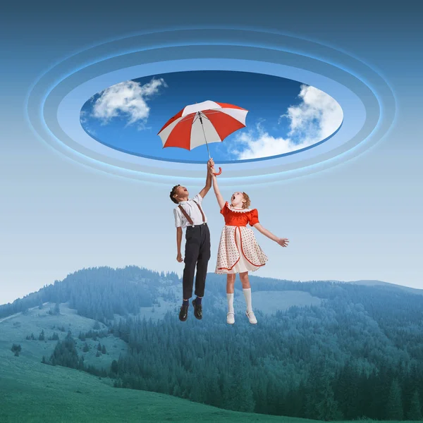 Два Счастливых Игривых Ребенка Мальчик Девочка Играют Летают Зонтиком Над — стоковое фото