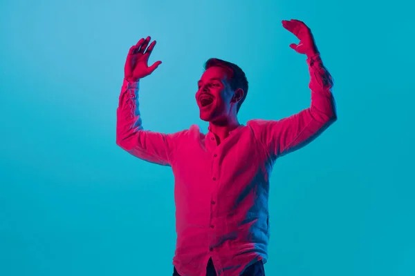 Retrato Jovem Homem Emocional Levantando Mãos Com Expressão Positiva Feliz — Fotografia de Stock