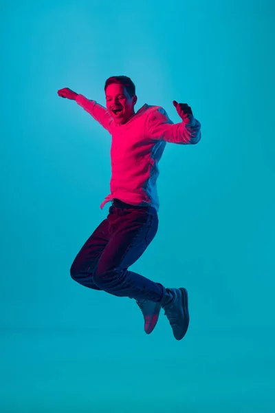 Pełnowymiarowy Portret Młodego Wesołego Emocjonalnego Mężczyzny Skaczącego Szczęściu Pozującego Niebieskie — Zdjęcie stockowe