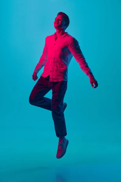Calmo Feliz Encantador Retrato Completo Jovem Homem Positivo Posando Salto — Fotografia de Stock