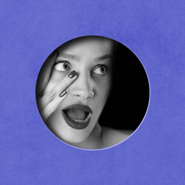 Kadınlık. Mavi arka planda daire çizen güzel bir kadının siyah beyaz görüntüsü. Çağdaş sanat kolajı. Kavramsal tasarım. Yaratıcılık kavramı, soyut sanat, hayal gücü, güzellik