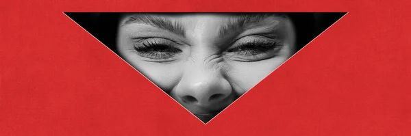 Suratı Asık Kırmızı Arka Planda Siyah Beyaz Kadın Yüzü Komik — Stok fotoğraf