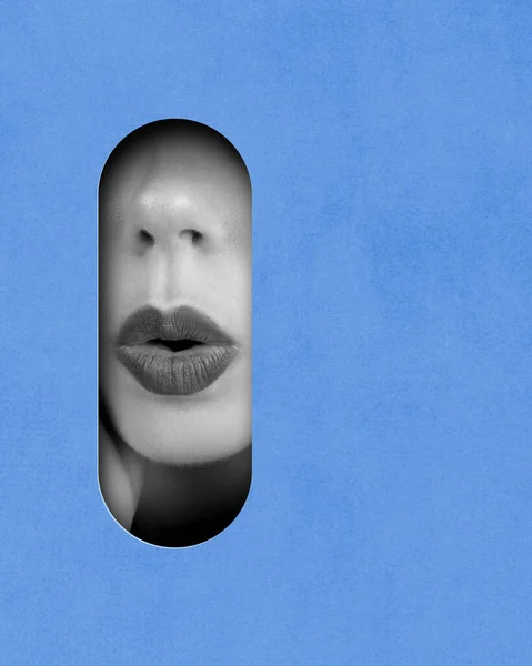 Geheimnisse Schwarz Weißer Weiblicher Teil Der Lippen Auf Blauem Hintergrund — Stockfoto