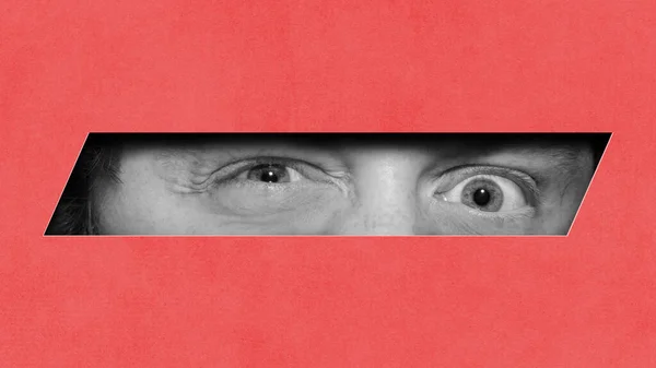Mirada Sospechosa Ojos Atentos Masculinos Mirando Hacia Fuera Fondo Rojo —  Fotos de Stock