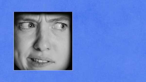 Emotive Női Arc Kék Háttérrel Kikérdezés Kínos Feszült Arc Kortárs — Stock Fotó